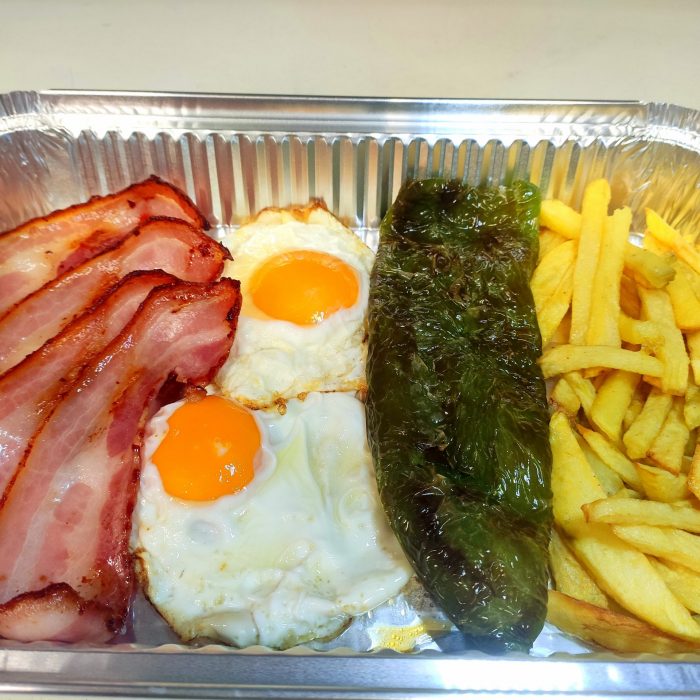 Plato combinado de bacón con pimiento verde, 2 huevos y patatas fritas | TodoTortillas