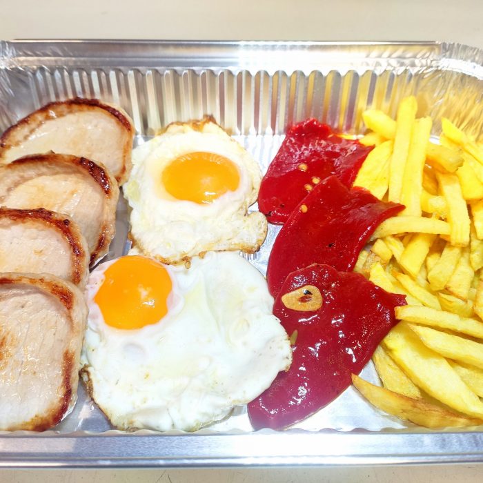 Plato combinado de lomo con 2 huevos, pimientos rojos y patatas fritas | TodoTortillas