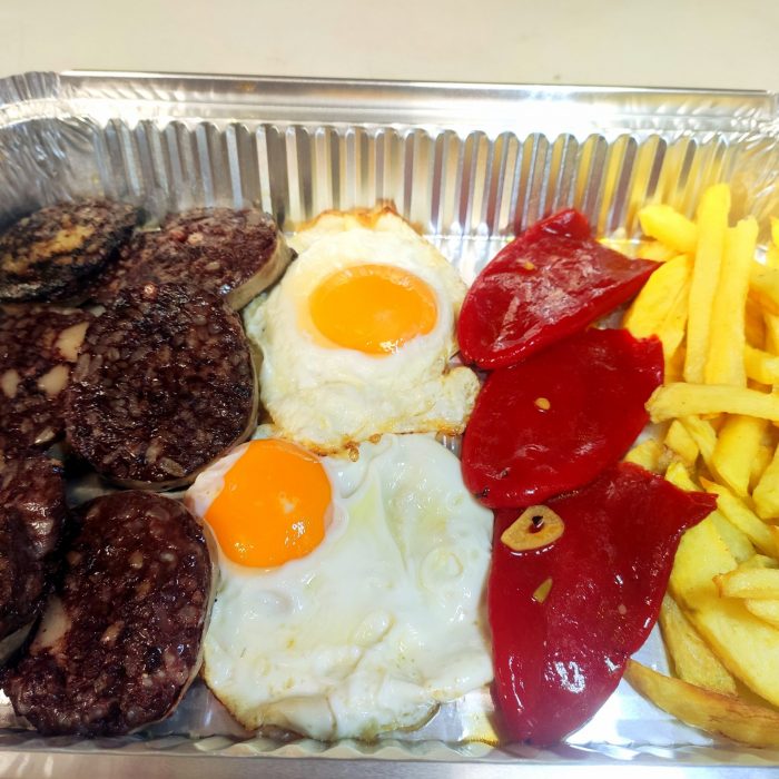 Plato combinado de morcilla con pimientos de piquillos 2 huevo y patatas fritas | TodoTortillas