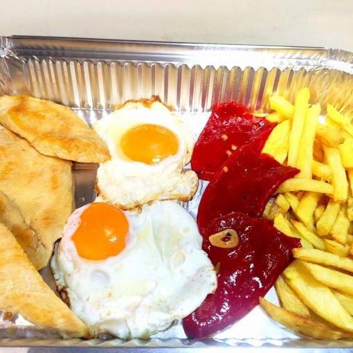 Plato combinado de pechuga de pollo con pimientos rojos, 2 huevos y patatas fritas | TodoTortillas